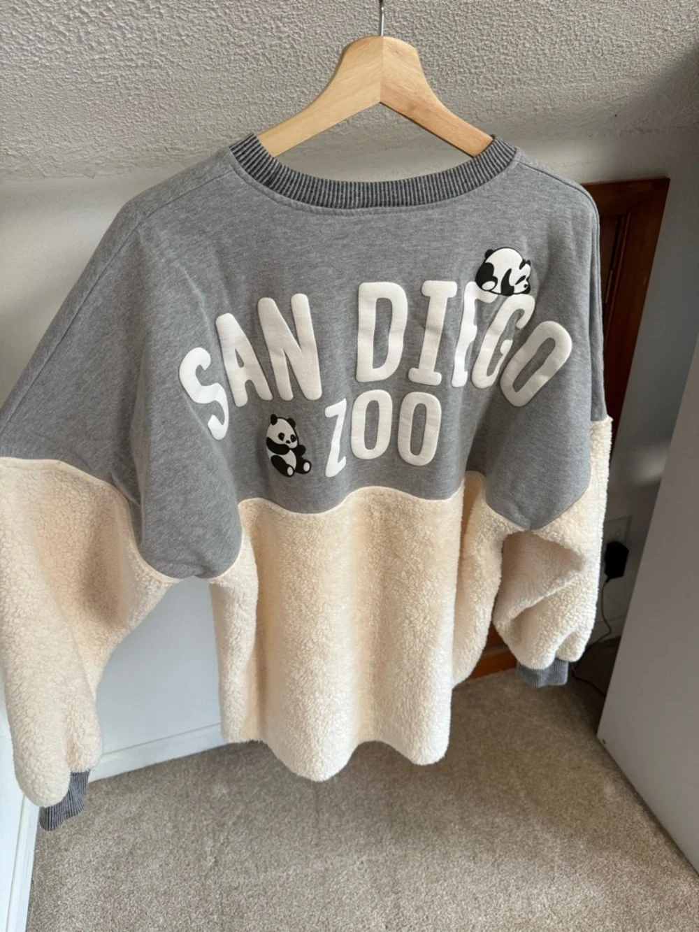 Oversized Cozy Panda Colorblock Sherpa Pullover - Gray & Cream | Size M - Picture 2 of 3